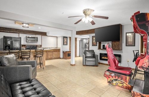 Clyde House | NEW Breathtaking Views, Hot tub and Arcade in a Peaceful Mountain View Retreat