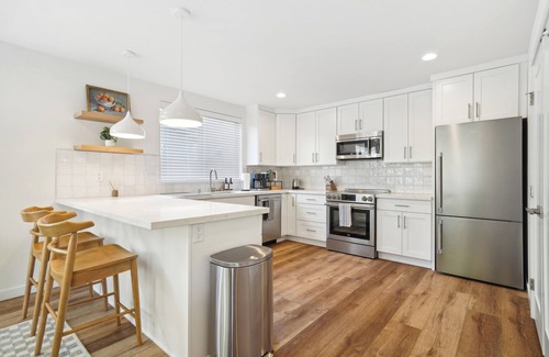 Bryant House | New Build , 2 Bedrooms, 2 bathrooms close to UW, U-Village, Burke