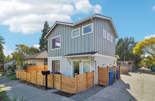 Bryant House | New Build , 2 Bedrooms, 2 bathrooms close to UW, U-Village, Burke