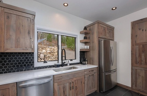 Mountain Cabin | New Build 2023 Luxury off the grid: Raven's Nest