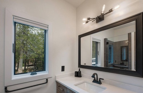 Mountain Cabin | New Build 2023 Luxury off the grid: Raven's Nest