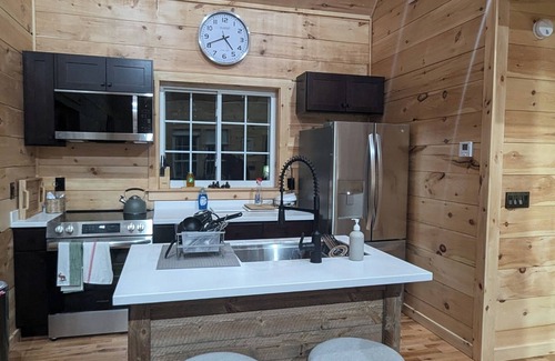 Standish House | NEW BUILD 3 BR COTTAGE, Salt water hot tub, apple orchards, kayaks, paddleboard
