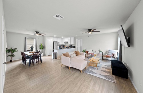 Southside House | NEW BUILD! 3BR - Near Lackland & Seaworld