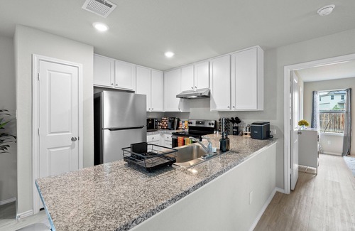 Southside House | NEW BUILD! 3BR - Near Lackland & Seaworld