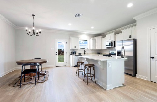 Sunshine House | New build 4 bedroom short drive to downtown and LSU