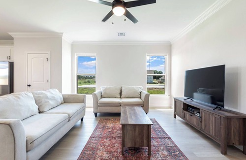 Sunshine House | New build 4 bedroom short drive to downtown and LSU