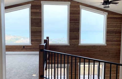Harbor Village House | NEW Build Bear Lake Urban Mountain Retreat-Breathtaking Views & private Hot Tub