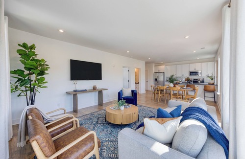 Nashville House | New Build Condo Walk to Dining, Nightlife & Music Near Midtown | The Heights