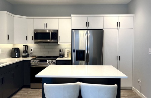Winnipeg House | New build modern home with free parking