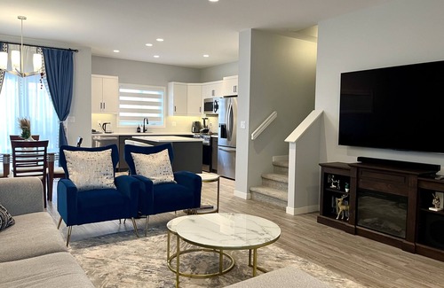 Winnipeg House | New build modern home with free parking