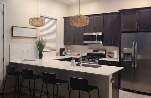 Sunset Farms Apartment | New Build Private Guest Suite Short & Long Term