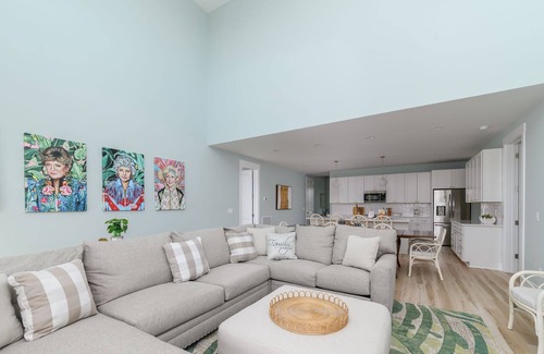 Saint Helena Island House | New Build, walking distance to pool and beach! Perfect location on Harbor Island!