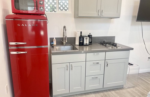Palms House | New Built brand new fully furnished Tiny House Studio with a outdoor patio.