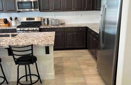 Roseville House | New built: corp/insurhousing/pet/close2shop/30+days