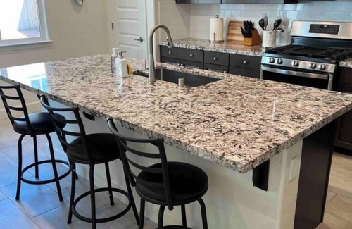 Roseville House | New built: corp/insurhousing/pet/close2shop/30+days