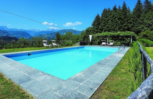 San Romano in Garfagnana Villa | New! Converted farmhouse, ideal for groups. Mountain views. Private pool!