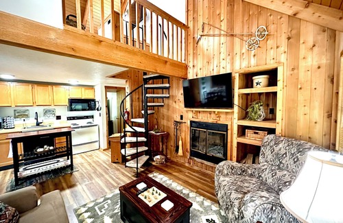 Davis Cabin | NEW!Cabin in Black Bear-AC-Family & Pet Friendly-Resort Pool-Cozy