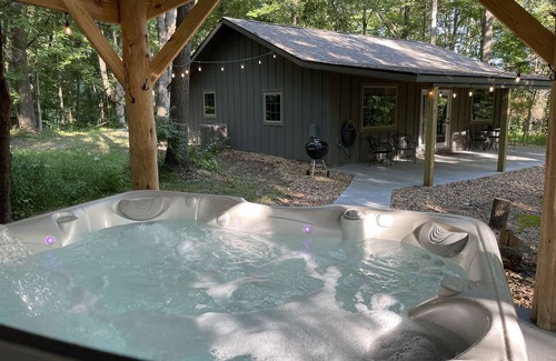 Anna Cabin | New cabin in the woods with private hot tub
