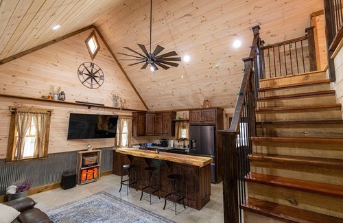 Rising Fawn Cabin | New cabin on 1 acre - large deck & firepit area - 2 bikes provided - hiking - screened in porch