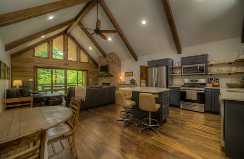 Suches Cabin | New Cabin on the Acclaimed Toccoa River w/Free WiFi & Private Hot Tub - Dogs OK