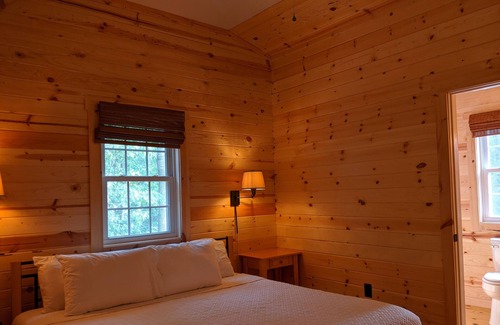 Nelson House | New Cabin on the Rockfish! Healing River Sounds Day and Night! Heart of Nelson!