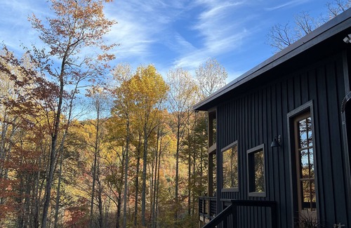 Clayton Cabin | NEW! CAPER Treehouse: modern cabin-HOT TUB VIEWS!