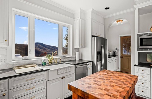 Black Mountain Other | New Castle with 6 bedrooms and WiFi in beautiful Black Mountain