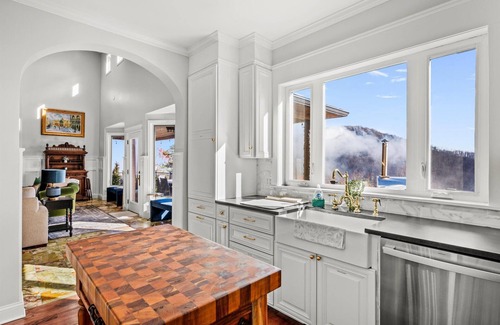 Black Mountain Other | New Castle with 6 bedrooms and WiFi in beautiful Black Mountain