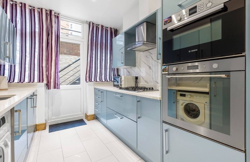 Fairfield Apartment | New! Central 2BR Croydon Flat, 6 Mins to Tram