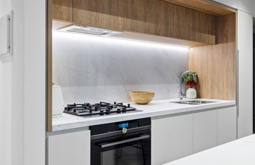 Melbourne Central Business District Apartment | New Central CBD, Pool, Gym, Wifi
