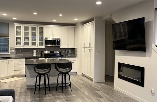 Ballard House | New centrally located townhouse with rooftop deck. Walk to restaurants and shops