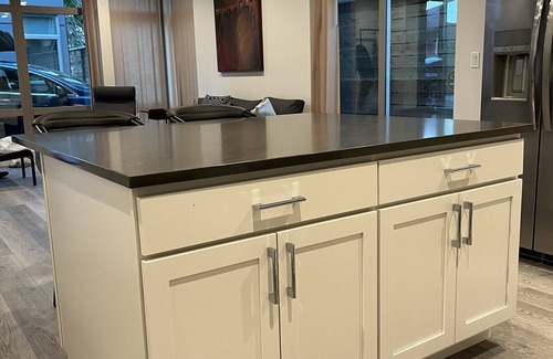 Ballard House | New centrally located townhouse with rooftop deck. Walk to restaurants and shops