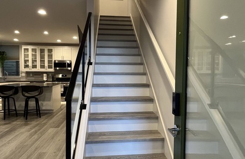 Ballard House | New centrally located townhouse with rooftop deck. Walk to restaurants and shops