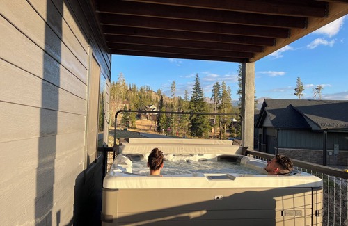 Rendezvous House | New chalet near skiing, hiking, fishing w/private hot tub, and mountain views
