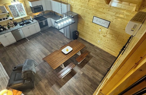 Stanton Cabin | NEW Charming 3-bedroom cabin with WiFi, Hot Tub & ATV trailer parking in RRG
