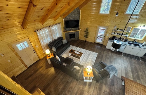 Stanton Cabin | NEW Charming 3-bedroom cabin with WiFi, Hot Tub & ATV trailer parking in RRG