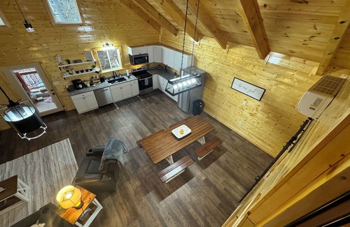 Stanton Cabin | NEW Charming 3-bedroom cabin with WiFi, Hot Tub & ATV trailer parking in RRG