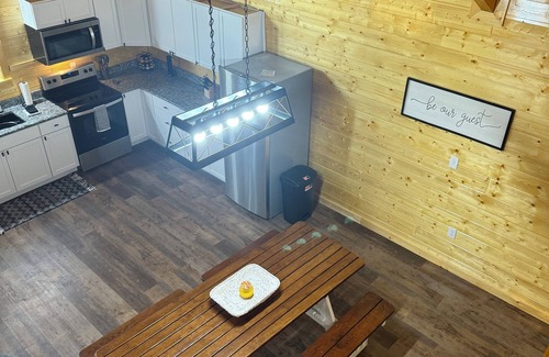 Stanton Cabin | NEW Charming 3-bedroom cabin with WiFi, Hot Tub & ATV trailer parking in RRG