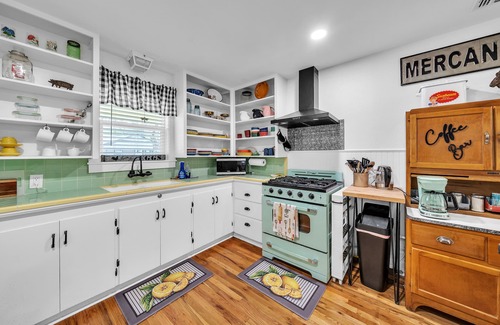 Kerrville Cottage | NEW! Charming Canary Cottage Retreat