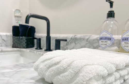 Kerrville Cottage | NEW! ❤️ Charming Cottage downtown HOT TUB & Firepit Sleeps 6, 2-King suites