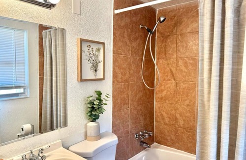Hyde Park House | New! Charming Home, WIFI, TV, & Great Value