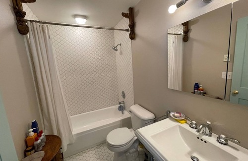 Kenmore Cottage | New Charming Lakeview Cottage in Downtown Kenmore