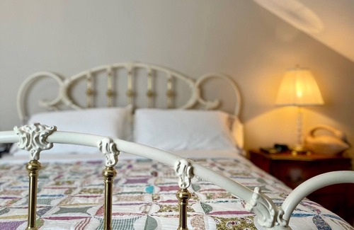 Kenmore Cottage | New Charming Lakeview Cottage in Downtown Kenmore