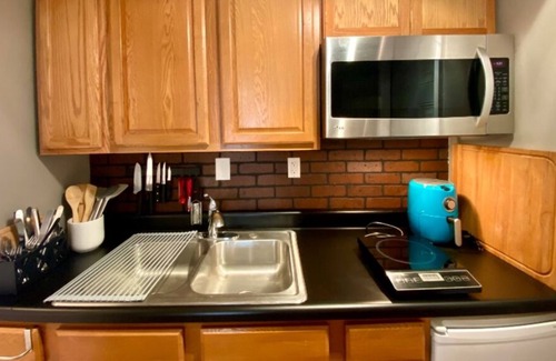 Candler Apartment | NEW: Charming Queen Studio with pool 15 min to DT Asheville