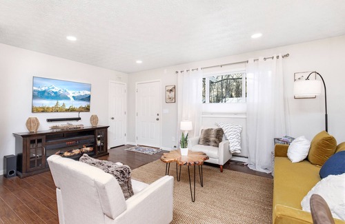 Bayshore - Klatt House | NEW Charming South Anchorage Retreat - Quiet and Close to Shopping, Restaurants