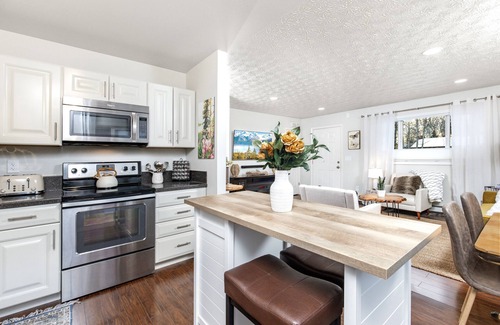 Bayshore - Klatt House | NEW Charming South Anchorage Retreat - Quiet and Close to Shopping, Restaurants