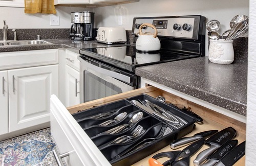 Bayshore - Klatt House | NEW Charming South Anchorage Retreat - Quiet and Close to Shopping, Restaurants