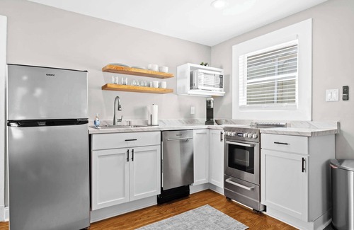 Bonnycastle Apartment | NEW Charming Studio Stay in Vibrant Highlands Area