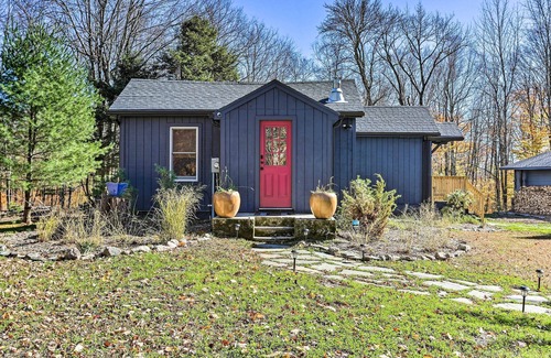 Swan Lake Cottage | NEW! Charming Upstate Escape < 1 Mi to Swan Lake!