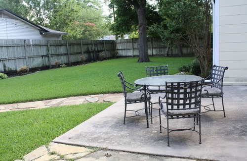 Waxahachie House | New! Cheerful cottage filled with art and books in the heart of Waxahachie